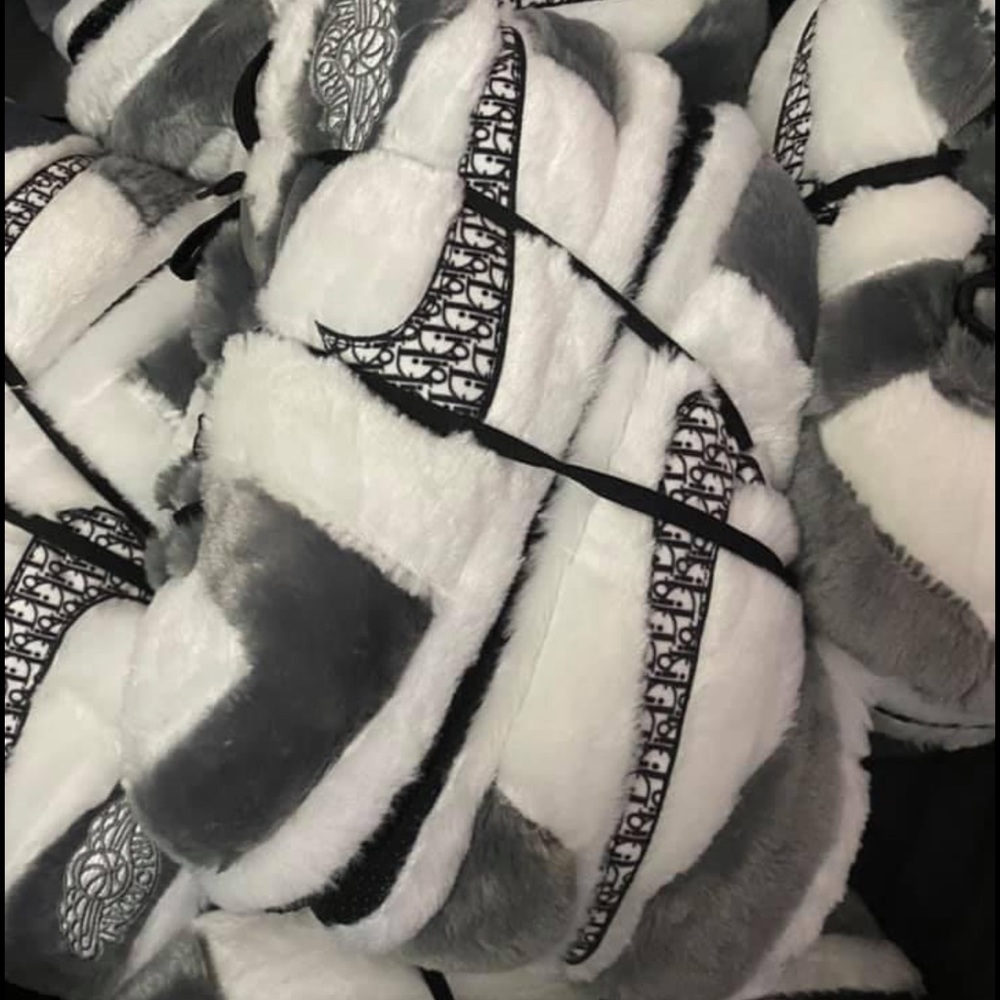 Slippers.   D I O R x JAY